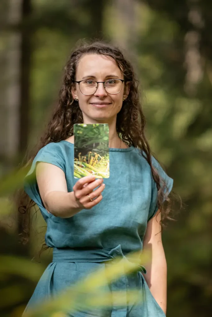 Daniela Marková na workshopu v přírodě s kartou cvičení Lesní mysli
